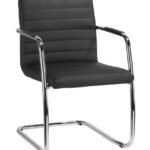 witte stoelen in zwart kunstleder