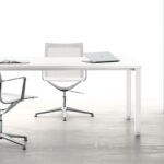 draaistoel wit 2 stuks aan tafel