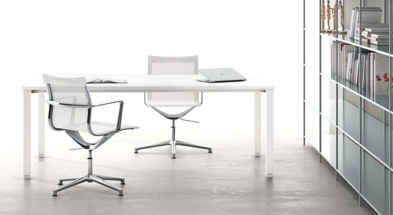 draaistoel wit 2 stuks aan tafel