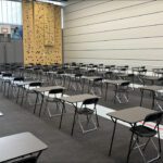 examentafels kopen opstelling klaar voor examens blad zwart hpl klapstoelen zwart grijs