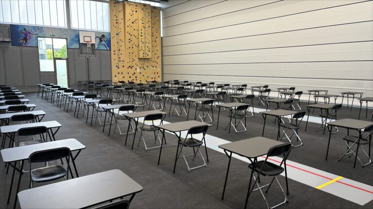 examentafels kopen opstelling klaar voor examens blad zwart hpl klapstoelen zwart grijs