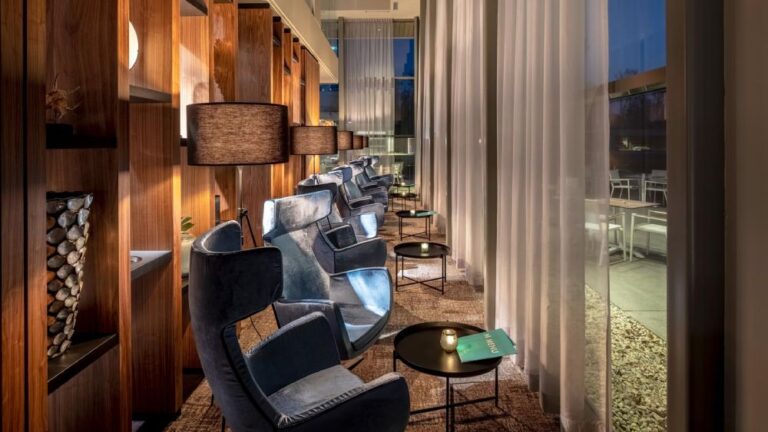 Mamo fauteuil met hocker