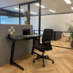 klein elektrisch bureau zwart met bureaustoel