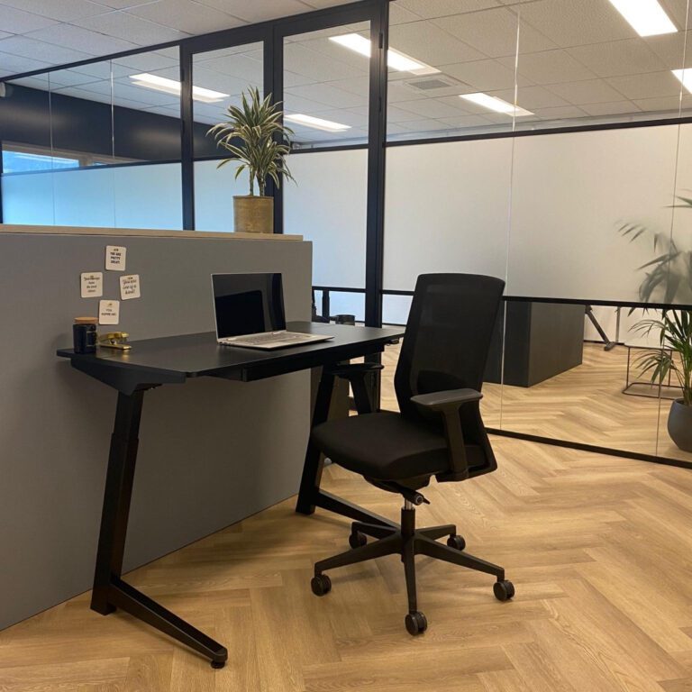 klein elektrisch bureau zwart met bureaustoel