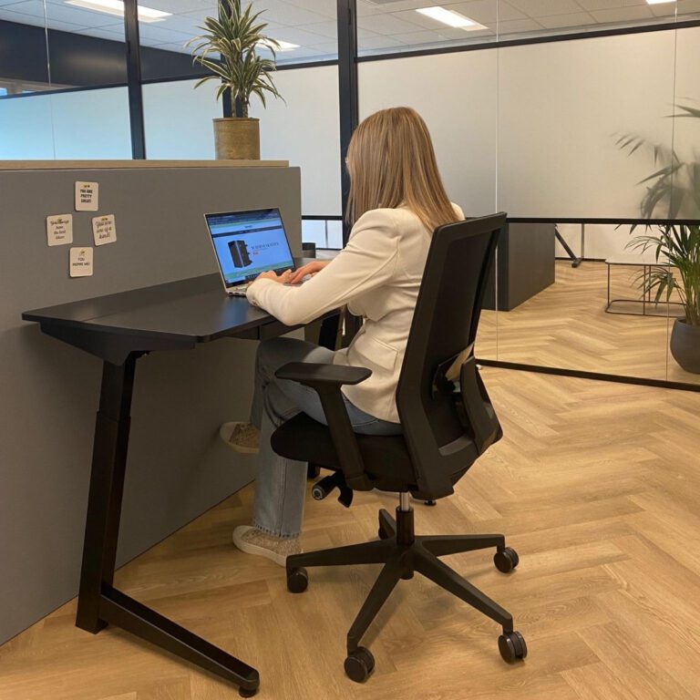 klein elektrisch bureau zwart sfeerfoto