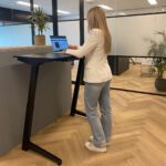 klein elektrisch bureau zwart sfeerfoto stahoogte