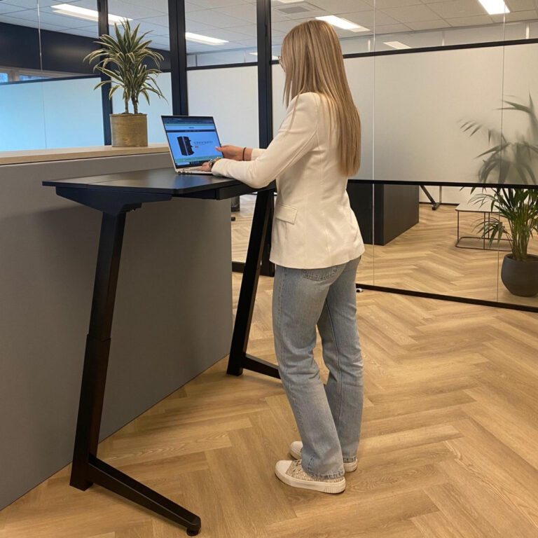 klein elektrisch bureau zwart sfeerfoto stahoogte