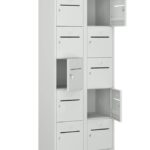 Helm locker met sleuf