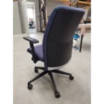 tweedehands bureaustoel met armleggers achterkant