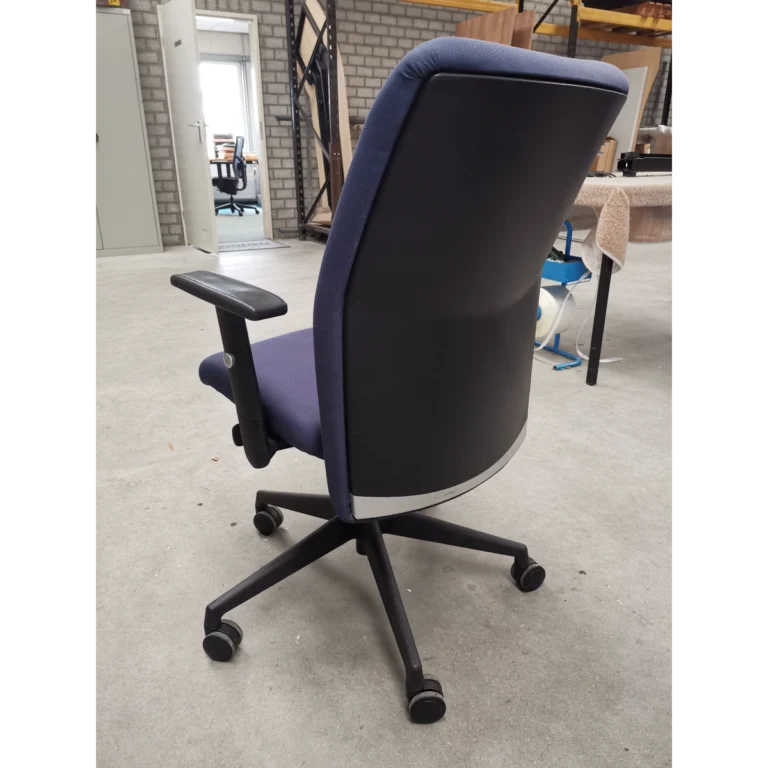 tweedehands bureaustoel met armleggers achterkant