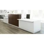 receptiebalie zwart in het wit met links en rechts lage tafel om te zitten